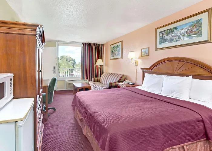 Howard Johnson By Wyndham Tropical Palms Kissimmee