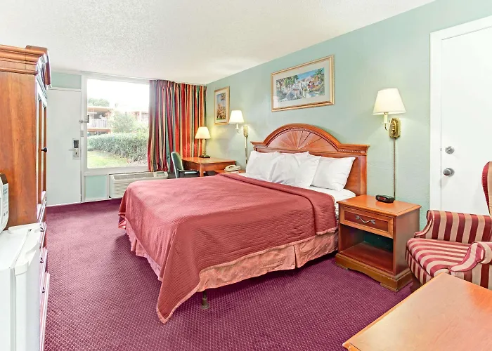 Howard Johnson By Wyndham Tropical Palms Kissimmee